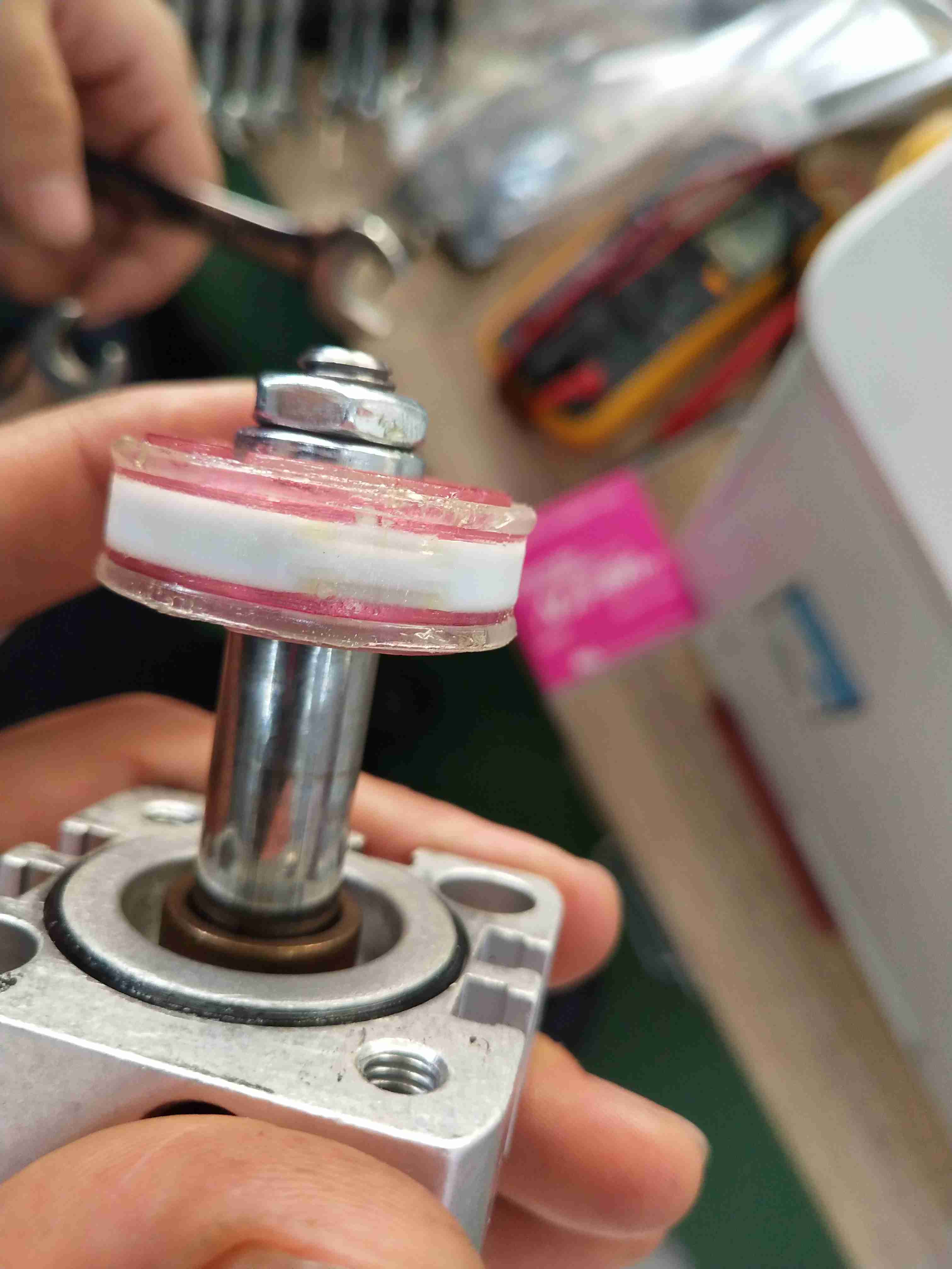 氣缸內(nèi)部活塞上格萊圈什么作用？